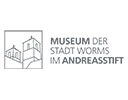 Logo Museum der Stadt Worms im Andreasstift, links im Quadrat peserspektivische Ansicht der Türme aus dem Museumshof