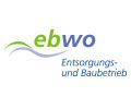 Logo des Entsorgungs- und Baubetriebs Wormss, grüner und blauer Schriftzug, am »W« Outline der Domsilhouette