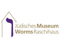 Logo Jüdisches Museum Worms Raschihaus, Schrift in Gold, links hebräisches W in Purpur
